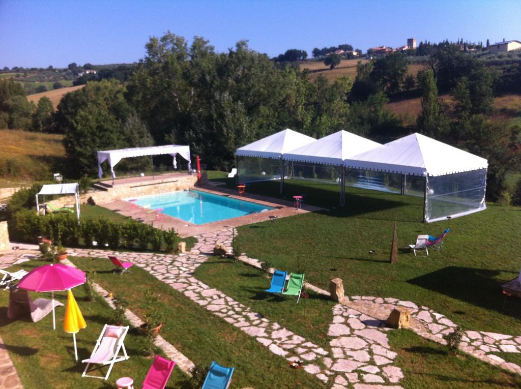 Borgo Le Capannelle Aparthotel Castel Ritaldi Buitenkant foto